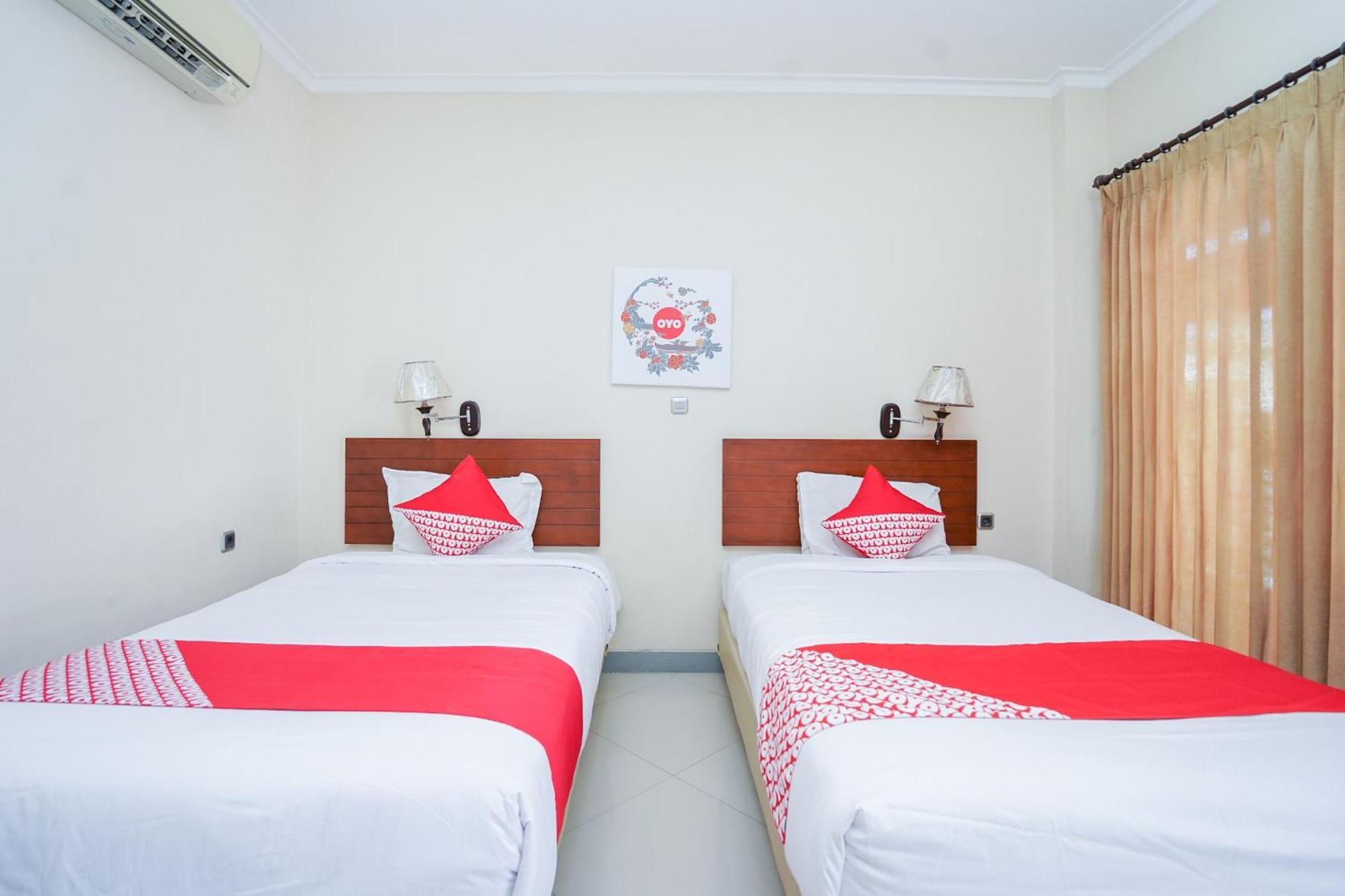 OYO 1430 Hotel Ratna Syariah Probolinggo Bagian luar foto