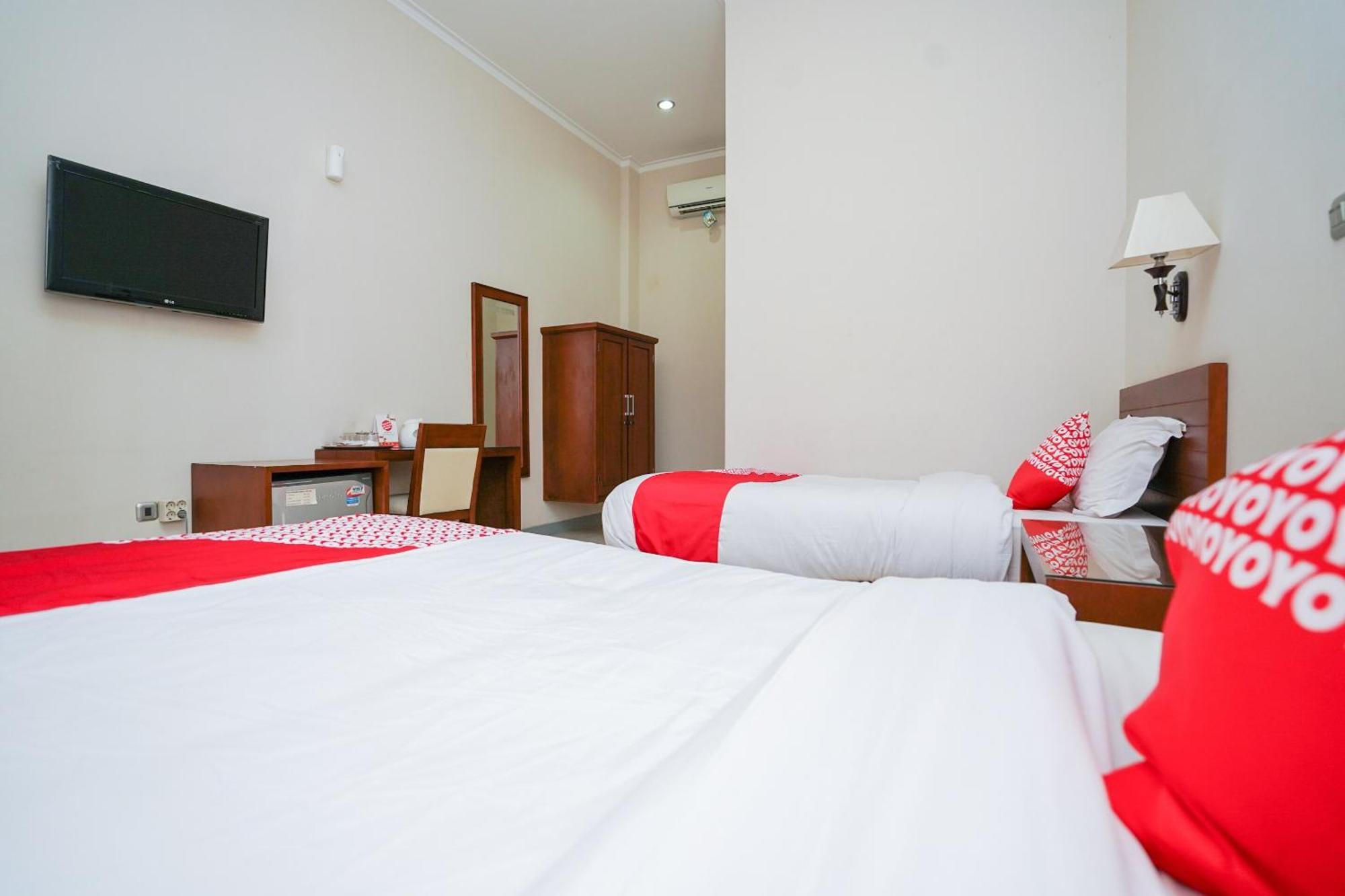 OYO 1430 Hotel Ratna Syariah Probolinggo Bagian luar foto