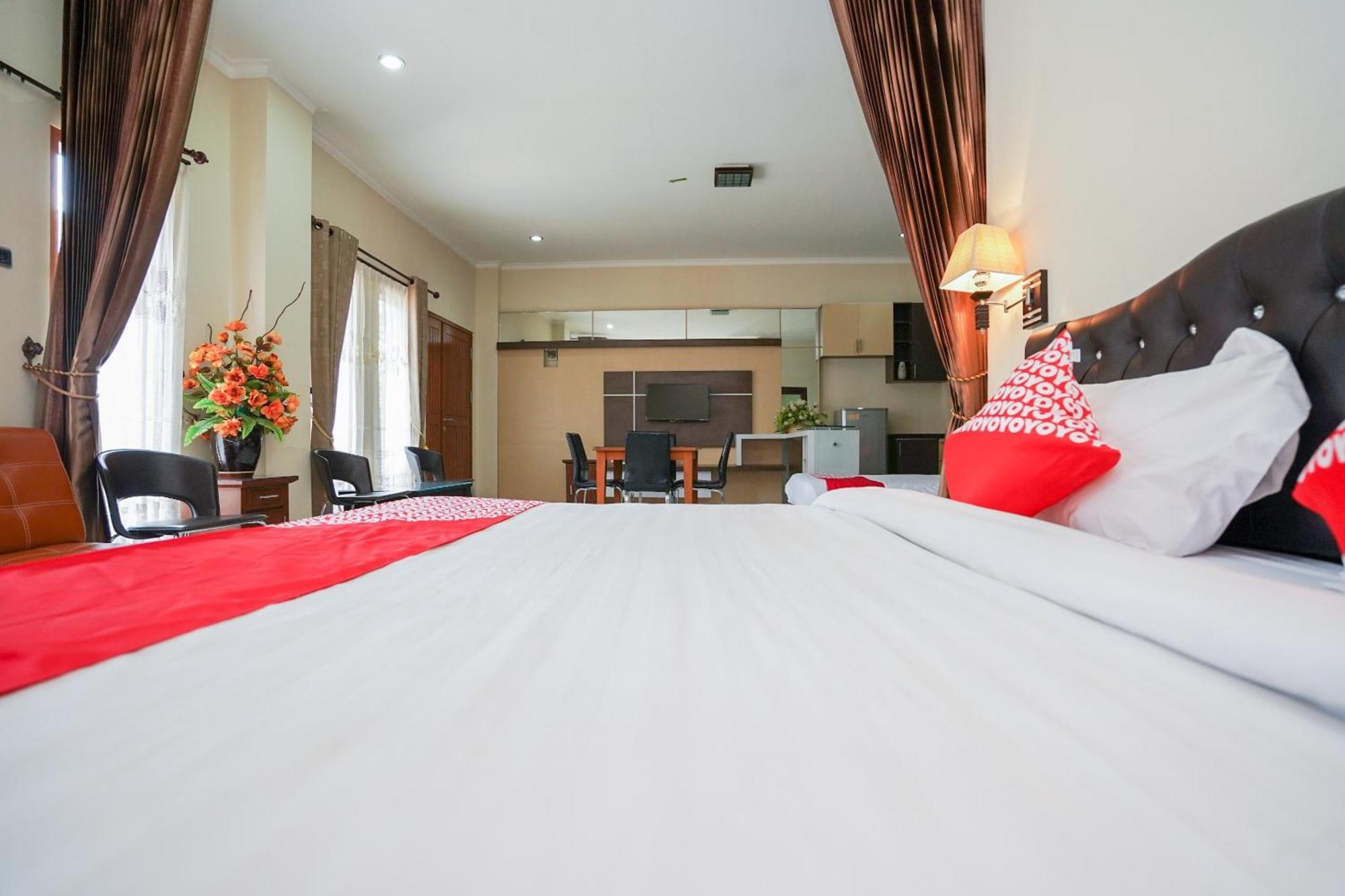 OYO 1430 Hotel Ratna Syariah Probolinggo Bagian luar foto