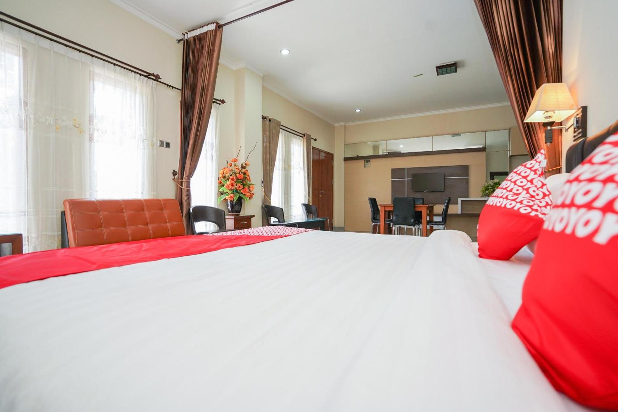 OYO 1430 Hotel Ratna Syariah Probolinggo Bagian luar foto