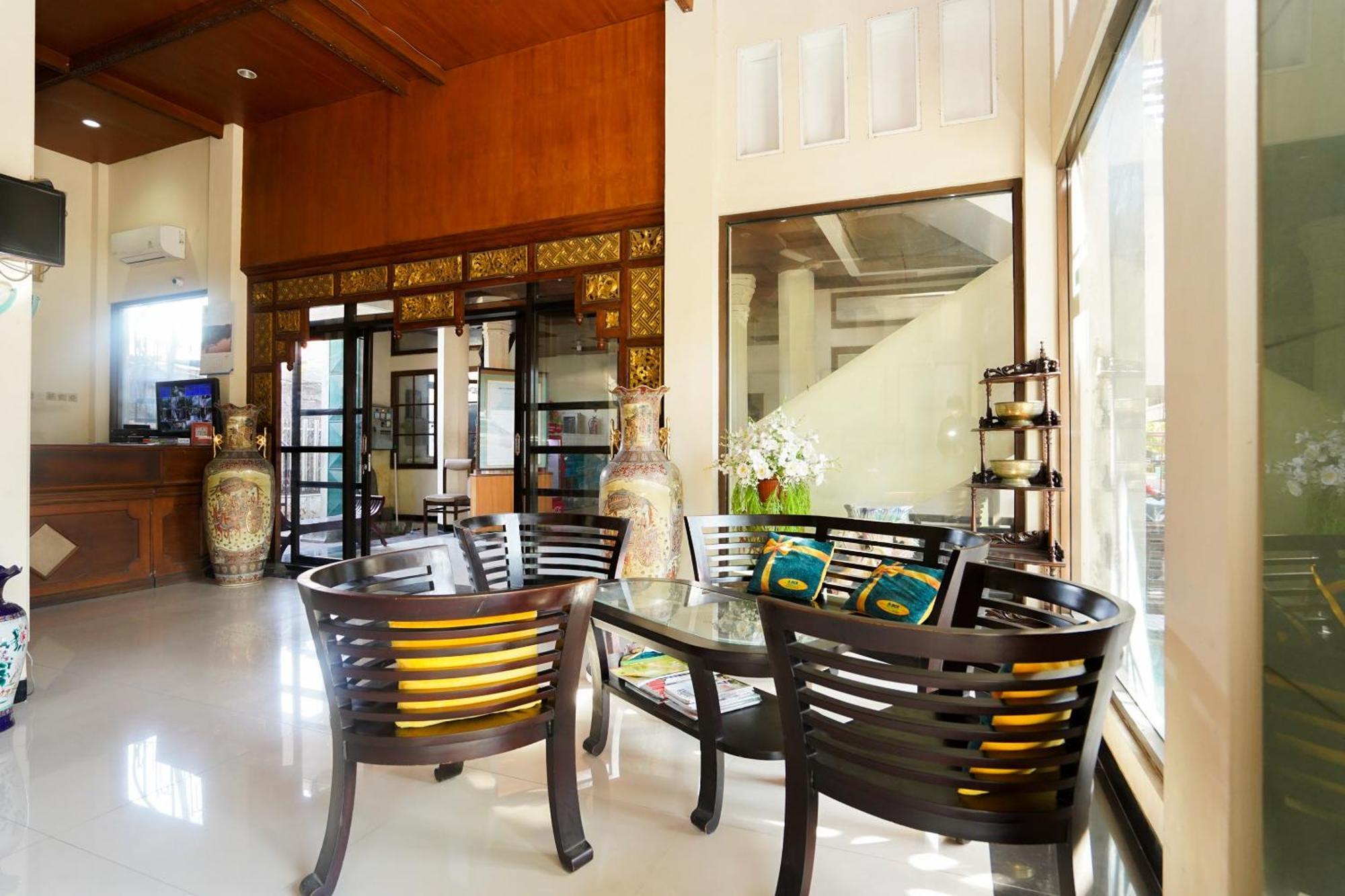 OYO 1430 Hotel Ratna Syariah Probolinggo Bagian luar foto