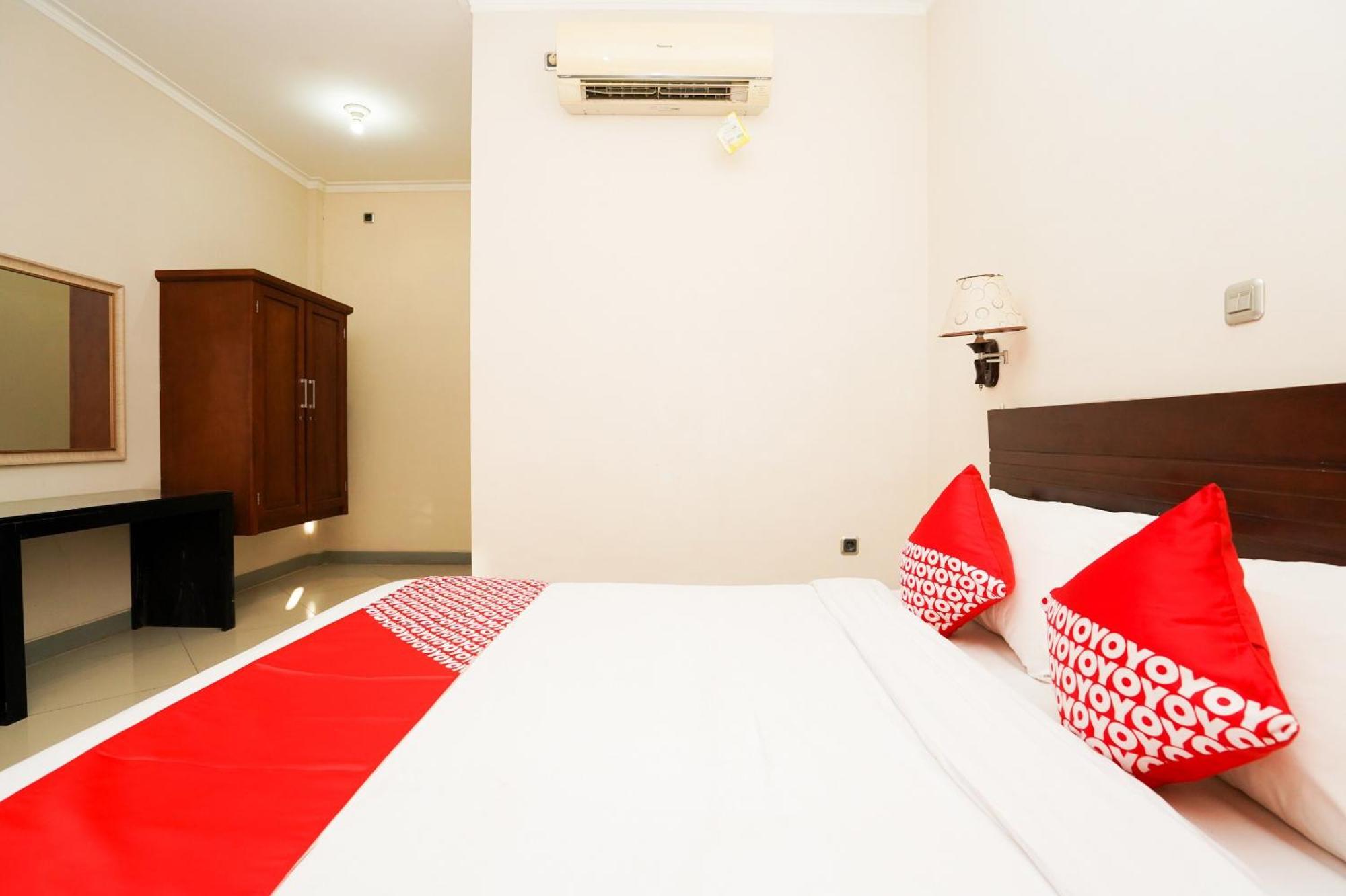OYO 1430 Hotel Ratna Syariah Probolinggo Bagian luar foto