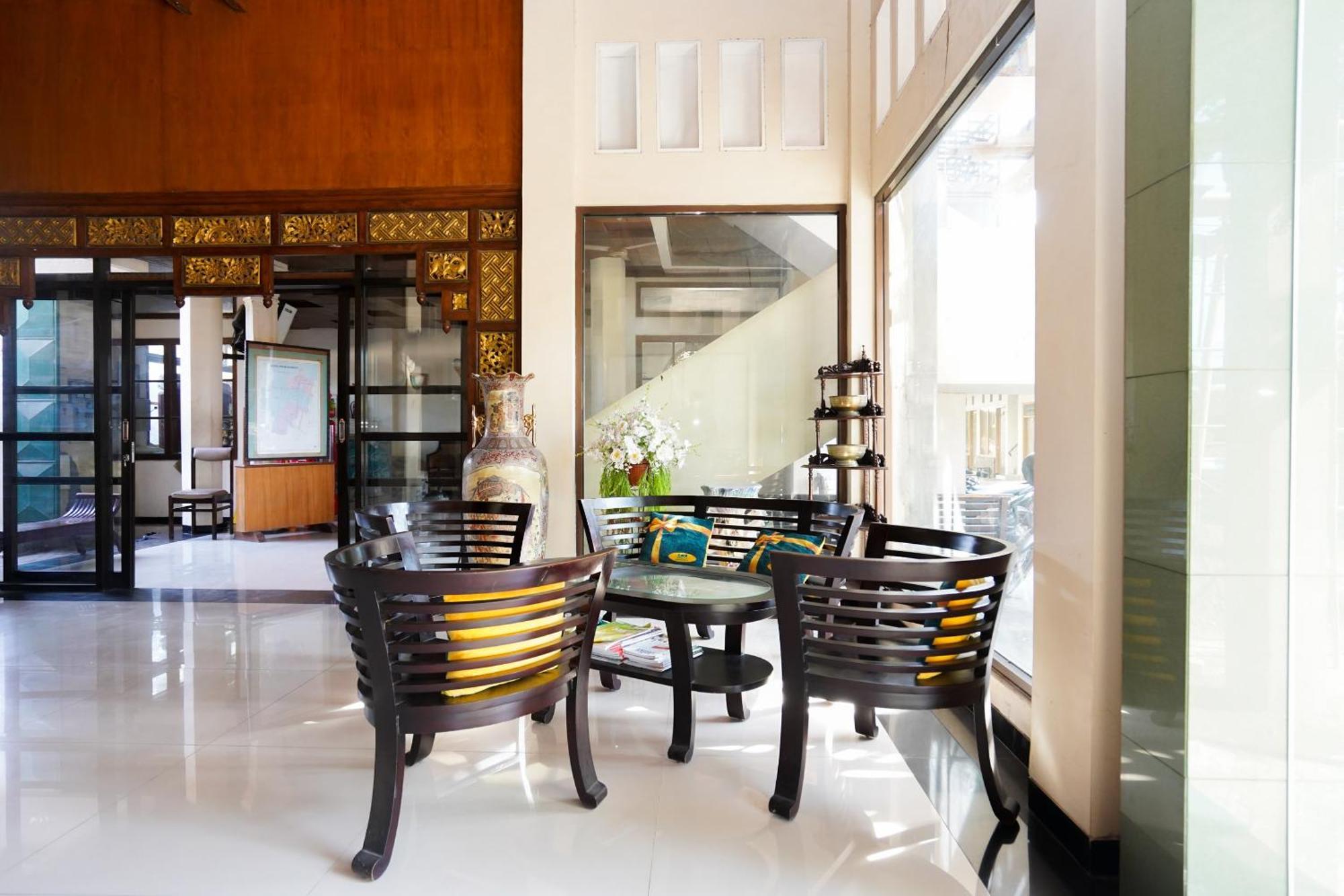 OYO 1430 Hotel Ratna Syariah Probolinggo Bagian luar foto