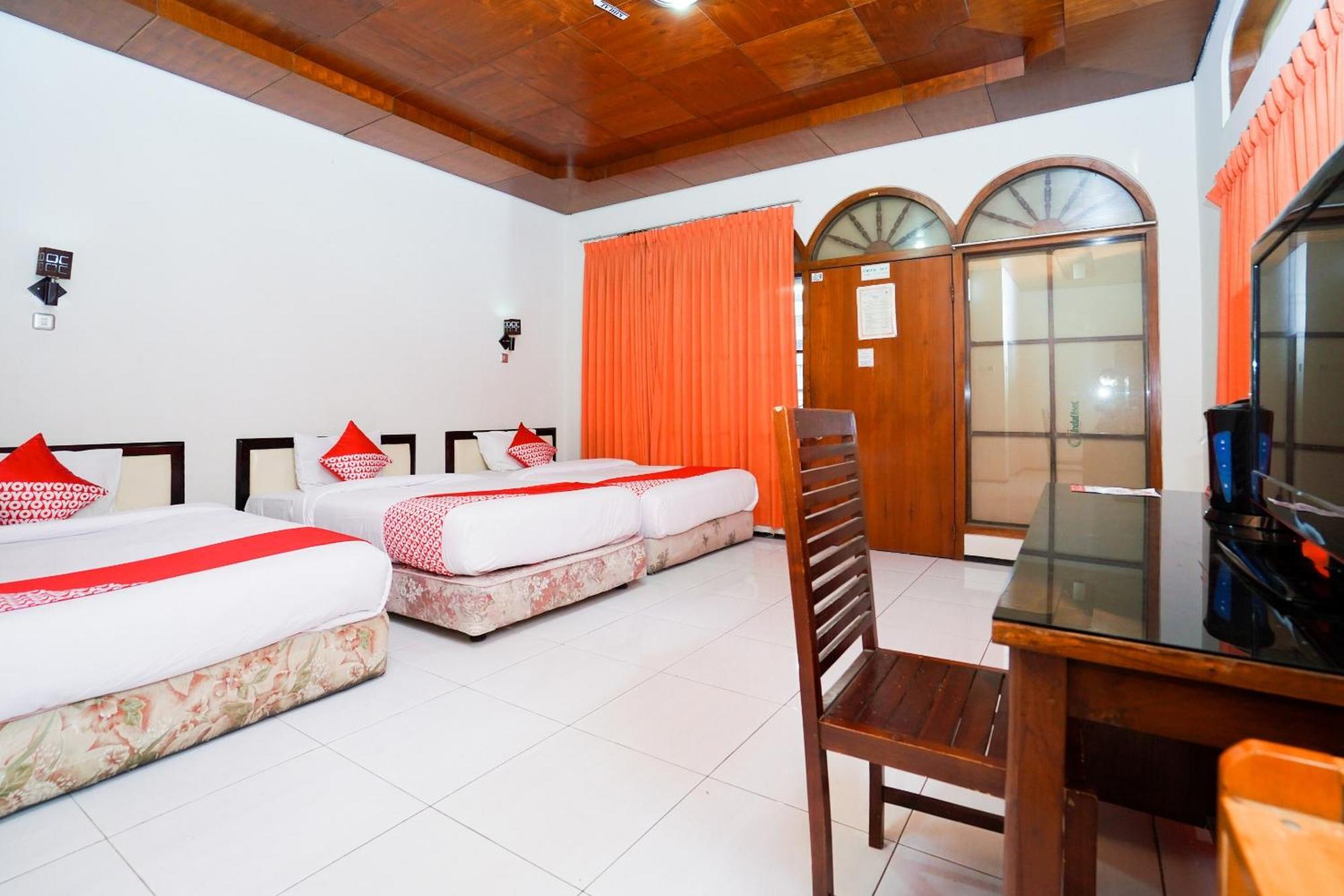 OYO 1430 Hotel Ratna Syariah Probolinggo Bagian luar foto