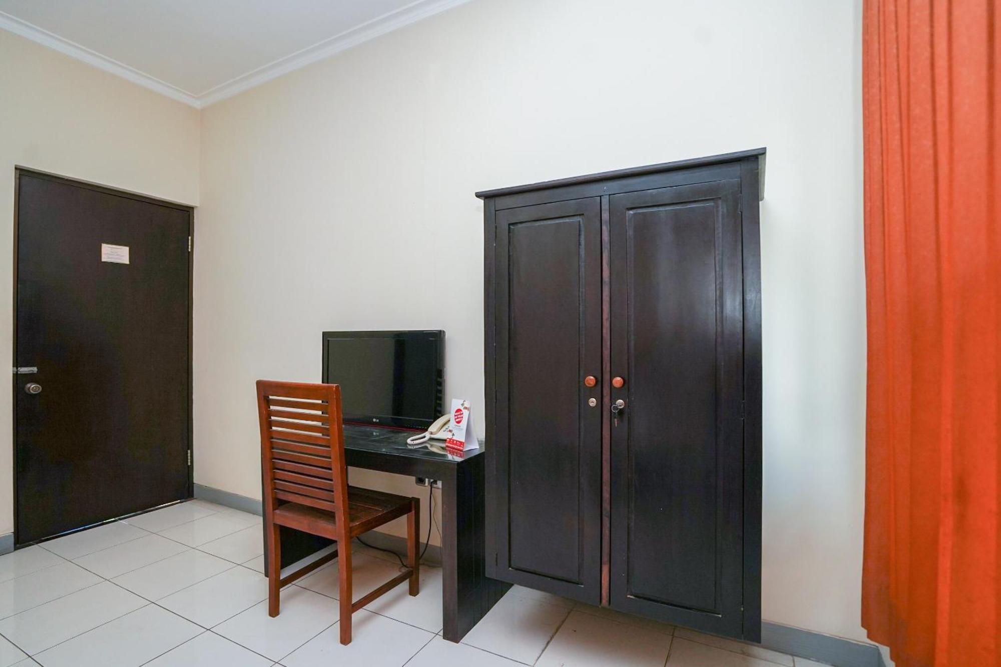 OYO 1430 Hotel Ratna Syariah Probolinggo Bagian luar foto
